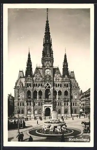 AK Reichenberg / Liberec, Rathaus mit Metznerbrunnen und Strassenbahn