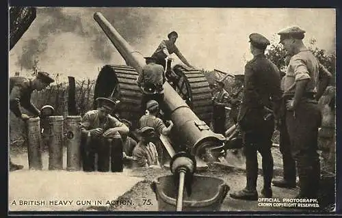 AK A British heavy gun in action, Britische Soldaten in Uniformen mit Kanone