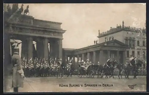 AK Berlin, König Alfons von Spanien am Brandenburger Tor