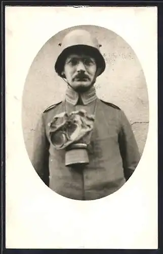 Foto-AK Soldat mit Gasmaske und Stahlhelm