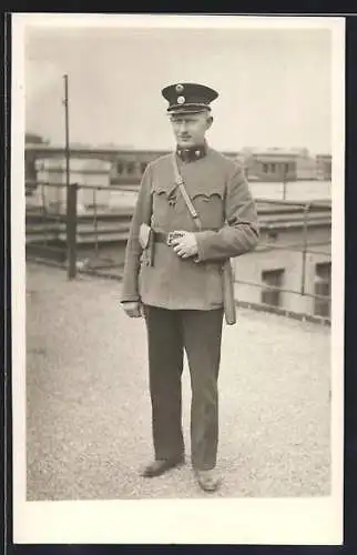 Foto-AK Polizist in Uniform mit Schlagstock