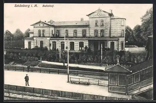 AK Schönberg i. M., Bahnhof mit Bahnsteig