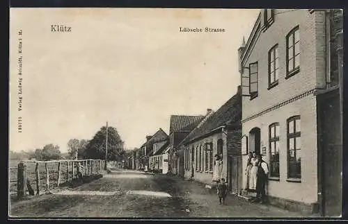 AK Klütz, Lübsche Strasse mit Passanten