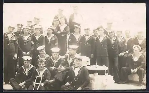 Foto-AK Matrosen von HMS Frobisher