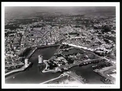 Fotografie L.P.V.A., Ansicht La Rochelle, Vue générale, Blick vom Flugzeug auf die Stadt