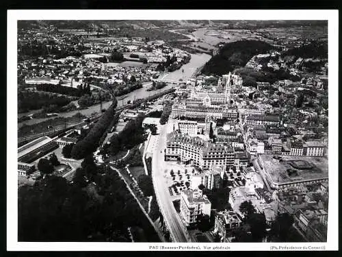 Fotografie unbekannter Fotograf, Ansicht Pau, Blick auf die Stadt vom Flugzeug aus