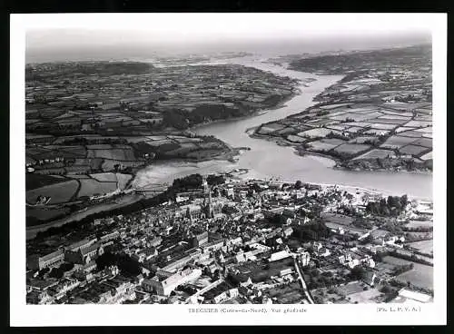 Fotografie L.P.V.A., Ansicht Treguier, Blick auf den Ort vom Flugzeug aus