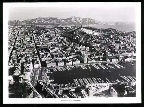 Fotografie unbekannter Fotograf, Ansicht Marseille, Teilansicht der Stadt vom Flugzeug aus gesehen
