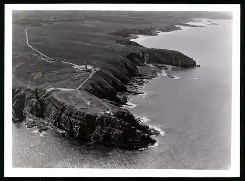 Fotografie unbekannter Fotograf, Ansicht Cap Fréhel, Blick auf die Landzunge in der nordöstlichen Bretagne mit Leuchttur