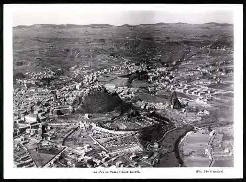 Fotografie unbekannter Fotograf, Ansicht Le Puy-en-Velay, Blick auf den Ort mit Marienstatue und Kapelle Saint-Michel