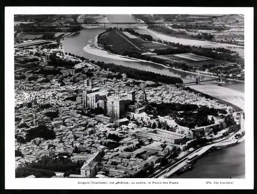 Fotografie unbekannter Fotograf, Ansicht Avignon, Blick auf die Stadt mit dem Papstpalast, vom Flugzeug aus