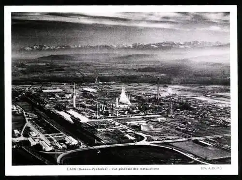 Fotografie A.D.P., Ansicht Lacq, Blick auf die Erdgas Fabrik, vue generale des installations