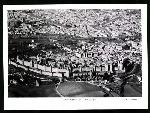 Fotografie unbekannter Fotograf, Ansicht Carcassonne, Blick auf die Stadt vom Flugzeug aus gesehen