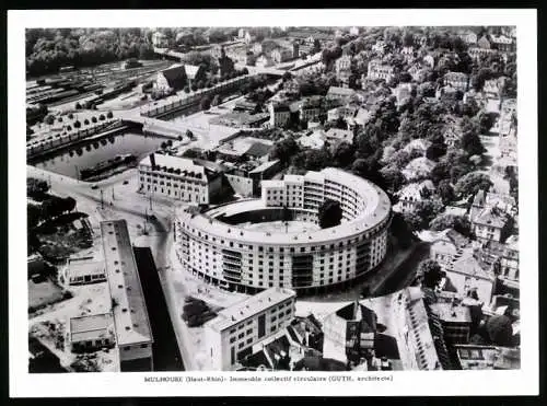 Fotografie unbekannter Fotograf, Ansicht Mulhouse, vue de immeuble collectif circulaire, Rundes Wohnhaus