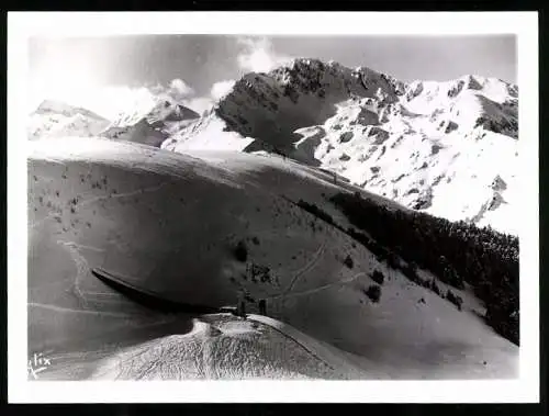 Fotografie unbekannter Fotograf, Ansicht Saint-Aventin, Wintersportgebiet mit Skisprungschanze, Superbagnères