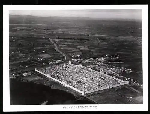 Fotografie unbekannter Fotograf, Ansicht Aigues-Mortes, Blick auf die Festungsstadt mit Stadtmauern