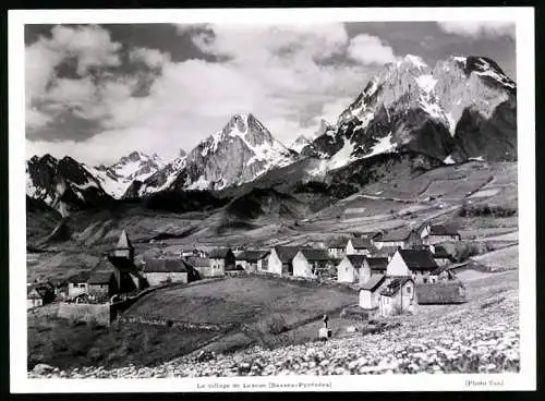 Fotografie Yan, Ansicht Lescun, Blick auf das Gebirgsdorf mit Bergpanorama, vue generale