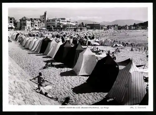 Fotografie J. Goursat, Ansicht Saint-Jean-de-Luz, La Plage, Strandpartie mit Strandzelten und Hotels