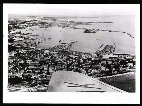 Fotografie unbekannter Fotograf, Ansicht Dakar, Blick vom Flugzeug auf die Stadt mit Hafen