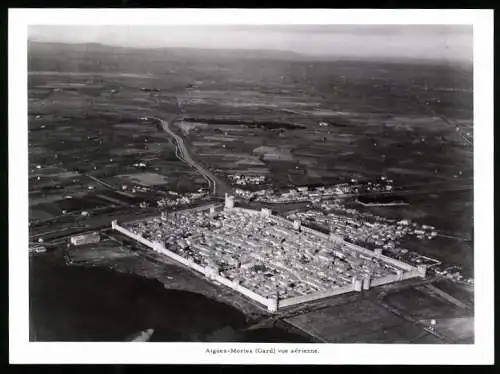 Fotografie unbekannter Fotograf, Ansicht Aigues-Mortes, Blick vom Flugzeug auf die Festungsstadt