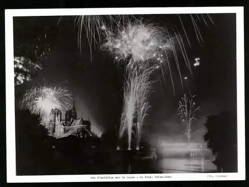 Fotografie Goursat, Ansicht Paris, festliches Feuerwerk mit Kathedrale Notre Dame, Feu d`artifice sur la Seine