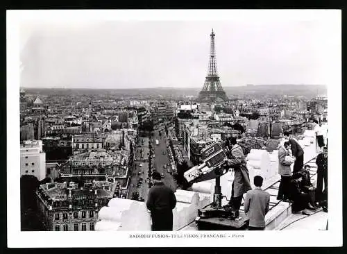 Fotografie unbekannter Fotograf, Ansicht Paris, Radiodiffusion-Television Francaise, Kamerateam auf Dach, Eifelturm