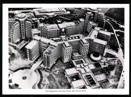 Fotografie Pierre Petit, Ansicht Lille, Cité hosptitaliere de Lille, Krankenhaus Komplex vom Flugzeug aus