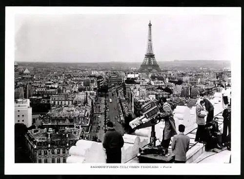 Fotografie unbekannter Fotograf, Ansicht Paris, Kamerateam filmt vom Dach auf die Strasse, Eifelturm