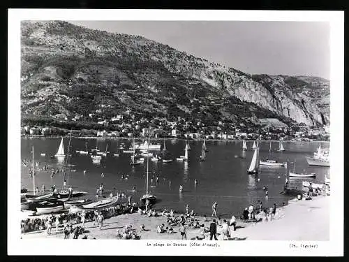 Fotografie Viguier, Ansicht Menton, Strandpartie mit Segelbooten und Panoramablick