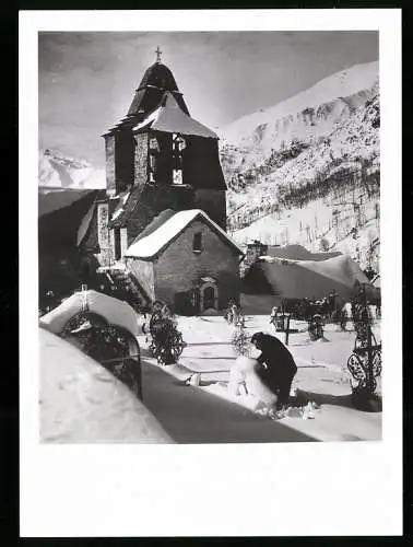 Fotografie unbekannter Fotograf, Ansicht Betpouey, Mann befreit Grab vom Schnee, Kirche