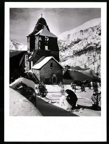 Fotografie unbekannter Fotograf, Ansicht Betpouey, Kirche mit Friedhof in winterlichen Schnee
