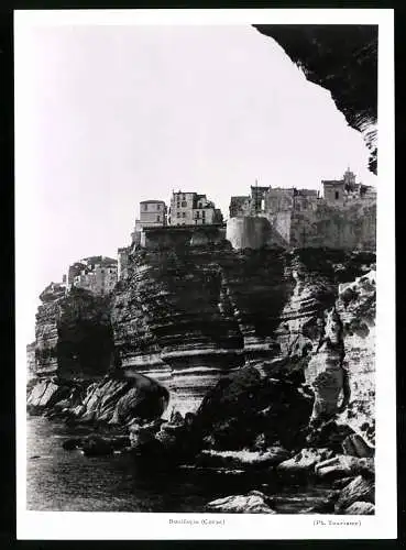 Fotografie unbekannter Fotograf, Ansicht Bonifacio, Blick vom Wasser nach dem Ort an den Klippen, Korsika