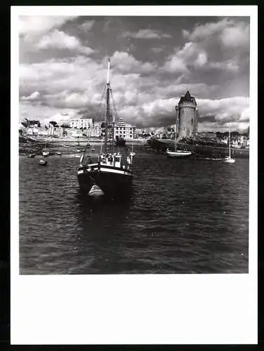 Fotografie unbekannter Fotograf, Ansicht St. Servan, Blick vom Wasser nach dem Ort mit vor Anker liegenden Schiffen