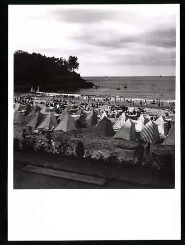 Fotografie unbekannter Fotograf, Ansicht Dinard, Strandzelte mit Badegästen