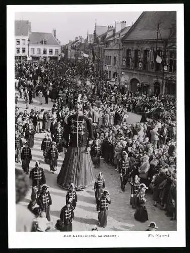 Fotografie Viguier, Ansicht Mont-Cassel, La Ducasse, Festlicher Umzug mit riesigen Figuren Papa Reuz