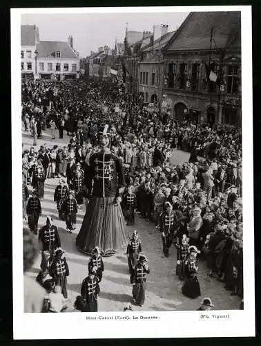Fotografie Vuguiere, Ansicht Mont-Cassel, Strassenumzug mit riesigen Figuren, La Ducasse Papa Reuz
