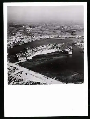 Fotografie unbekannter Fotograf, Ansicht Concarneau, Hafenpartie mit Ville Close