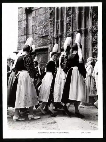 Fotografie Feher, Ansicht Penmarch, junge Frauen in Tracht zur Prozession, Procession a Penmarch