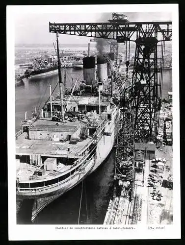 Fotografie Feher, Ansicht Saint-Nazaire, Schiffsbauwerft mit Dampfer, Chantier de constructions navales
