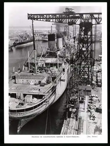 Fotografie Feher, Ansicht Saint-Nazaire, Schiffswerft mit Dampfer im Bau, Chantier de construciotns navales