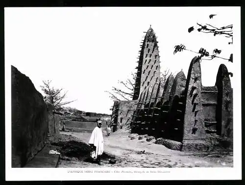 Fotografie unbekannter Fotograf, Ansicht Bobo-Dioulasso, Einheimischer an der Moschee / Mosquee