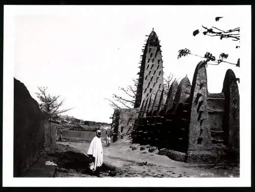 Fotografie unbekannter Fotograf, Ansicht Bobo-Dioulasso, Afrikaner im Gewand an der Moschee