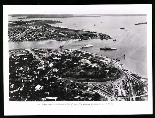Fotografie F.O.M., Ansicht Abidjan, Vue aerienne, Blick auf die Stadt vom Flugzeug aus gesehen