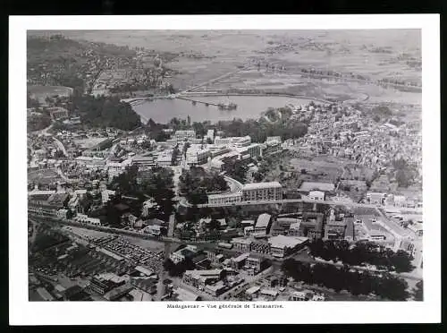 Fotografie unbekannter Fotograf, Ansicht Tananarive, Gesamtansicht der Stadt vom Flugzeug aus