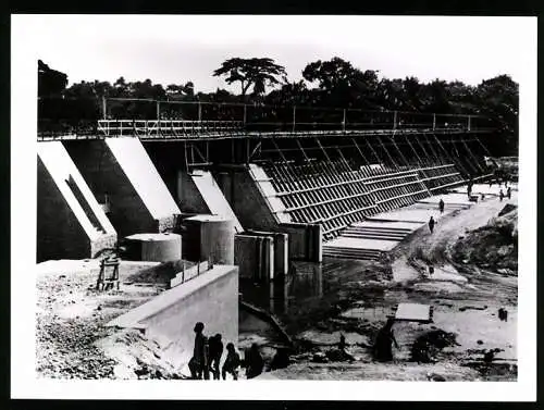 Fotografie unbekannter Fotograf, Ansicht Brazzaville, Barrage du Djoué, Bau des Staudammes am Djouer Fluss