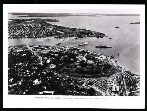 Fotografie F.O.M., Ansicht Abidjan, Gesamtansicht der Stadt vom Flugzeug aus