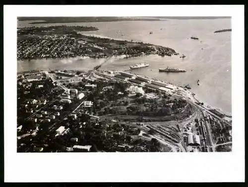 Fotografie unbekannter Fotograf, Ansicht Abidjan, Blick vom Flugzeug auf die Stadt an der küste