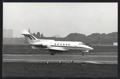 Fotografie Flugzeug, Zweistrahliger Jet auf einem Flughafen Taxiway