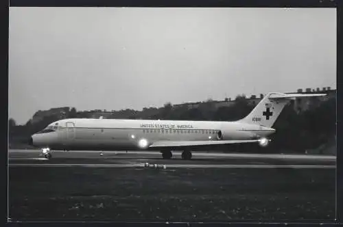 Fotografie Flugzeug Douglas DC-9, Rot Kreuz Transportmaschine der USA auf dem Flughafen Tempelhof