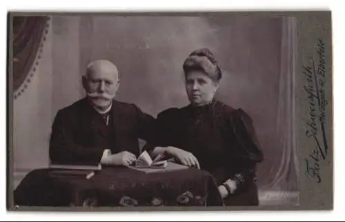 Fotografie Fritz Schweisfurth, Elberfeld, Herzogstrasse 14, Porträt eines älteren Paares